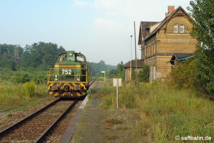 Einst wichtigster Bahnhof auf der Saftbahn-Linie; heute bedeutungslose Betriebsstelle: In Sandersdorf konnte am Morgen des 14.08.2007 die RBB-Leihlok DE 752 der Dortmunder Eisenbahn angetroffen werden. Sie kam aus Zörbig und hatte einige Wagen ins dortige Industriegebiet gefahren.