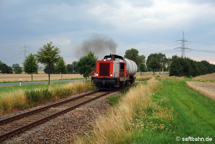 Einen Kesselwagenumlauf der ungewöhnlichen Art fand am Abend des 13.07.2011 statt. V133 musste aus Bitterfeld Nord einen Kesselwagen wieder zurück nach Zörbig bringen, um ihn im Anschlussgleis der Verbio ladetechnisch nachbehandeln zu lassen.
Auf dem Bild befindet sich die kurze Fuhre bereits auf dem Rückweg nach Bitterfeld und konnte bei Großzöberitz abgelichtet werden. 