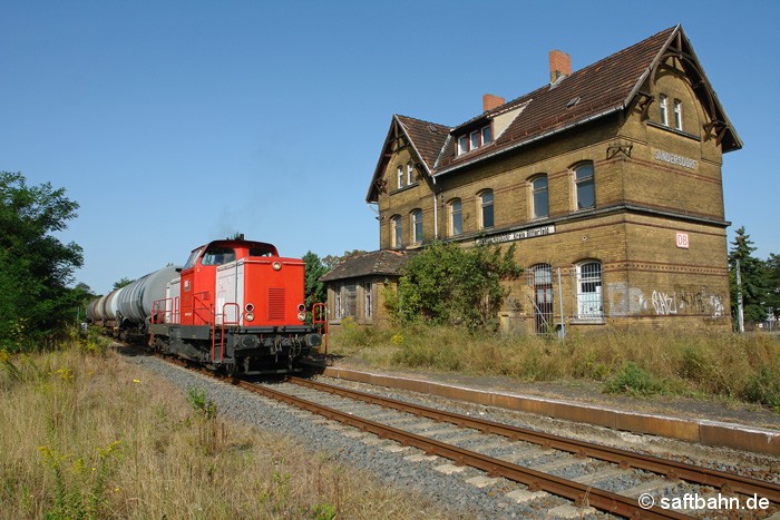 Am verlassenen Bahnhofsgebäude von Sandersdorf fährt am 20.08.2012 die Zörbiger-Bedienfahrt mit RBB V133 vorüber: Mit dem Verkauf des Gebäudes in privater Obhut konnte der weitere Verfall verhindert werden. Im Frühjahr 2013 begannen die Sanierungsarbeiten am und im Gebäude.