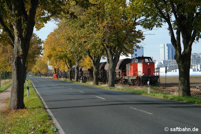 Spätherbst an der Saftbahnstrecke: Einen entladenen Getreidezug der Österreichischen Bundesbahn, konnte RBB-Lok V133 am 03.11.2011 in Zörbig abholen. Mangels Rangierweg, nutzte das Bahnpersonal für den Weg zur Lok die Kreisstraße 2069. 