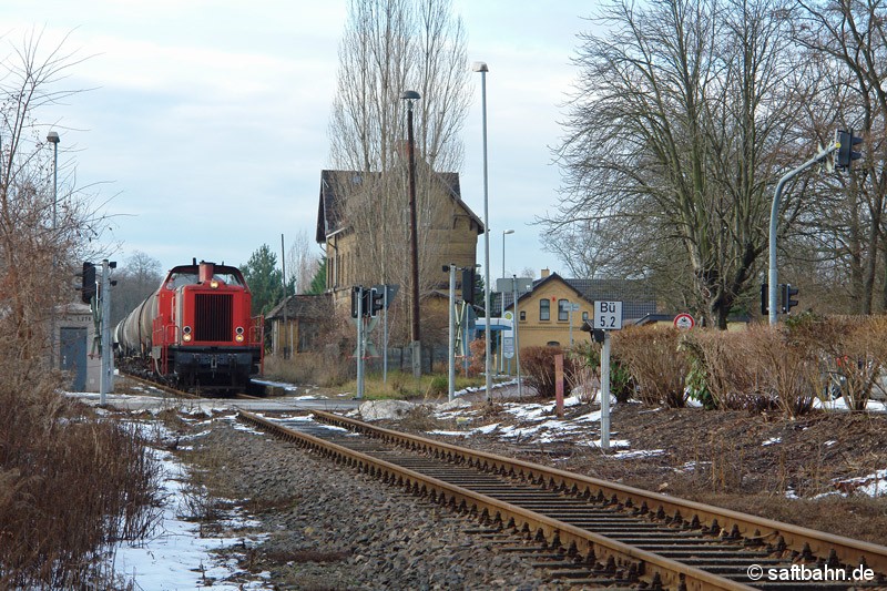 Ein Hauch von Winter: Auf Ortsdurchfahrt in Sandersdorf war dieser Ethanolzug am 17.12.2012 nach Bitterfeld Nord. Die Bespannung erfolgte an diesem Tag durch V133 der RBB/Captrain. 