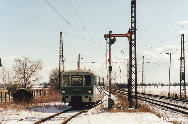 Am 23.02.2001 erreicht Ferkeltaxe 771 010 den Endbahnhof in Stumsdorf. Zu diesem Zeitpunkt besaß Stumsdorf nur noch ein Flügelsignal, welches am Bahnsteiggleis 3 Richtung Bitterfeld stand. Betrieblich konnte es aber nur noch Ersatzsignal für die Ausfahrt zeigen, da der Flügelarm nicht mehr vom Stellwerk angesteuert werden konnte. Das Eisenbahn-Bundesamt ließ diesen „Dauerzustand“ in der Folgezeit nicht mehr zu. Die DB Netz musste es durch ein Lichthauptsignal ersetzen. 