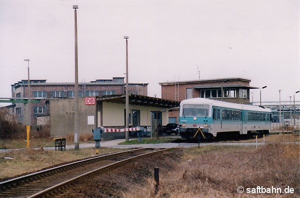 Ein- und Aussteigehalt in Grube Antonie. Den in Bitterfeld Nord gelegene Haltepunkt nutzten bis zur Einstellung des Personenverkehrs vor allem Schüler und Auszubildende der naheliegenden Berufsschulen. Am 12.03.2000 ist Triebwagen 628 595 aus Stumsdorf zum halten gekommen. Nach kurzem Halt geht es weiter zum Bahnhof Bitterfeld.