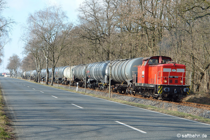 Die bei ITL eingestellte 106 004 verweilte wegen Lokmangels in 2015 bei der Regiobahn in Bitterfeld und kam im nahen Umfeld im Rangierverkehr zum Einsatz. Am 25.02.2015 schiebt sie ein Leerkessel nach Zörbig und konnte nahe Heideloh mit ihrer roten Lackierung den kalten-schneelosen Wintertag etwas farbenfrohes abgeben.