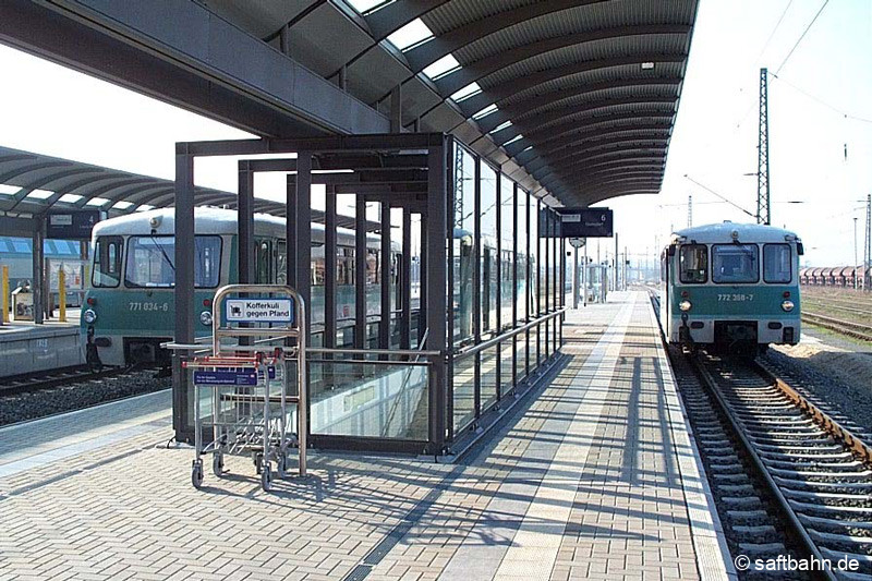 Am 28.03.2002 waren die Triebwagen 771 034 und 772 368 für die Nahverkehrspendelleistungen auf der Strecke nach Stumsdorf zuständig. Im Bahnhof Bitterfeld konnten am Vormittag die beiden Ferkeltaxen am Bahnsteig 5 und 6 angetroffen werden. Wegen Personalengpässen entfielen an diesem Tag für 772 368 zwei Regionalbahnleistungen auf der Saftbahnstrecke. 