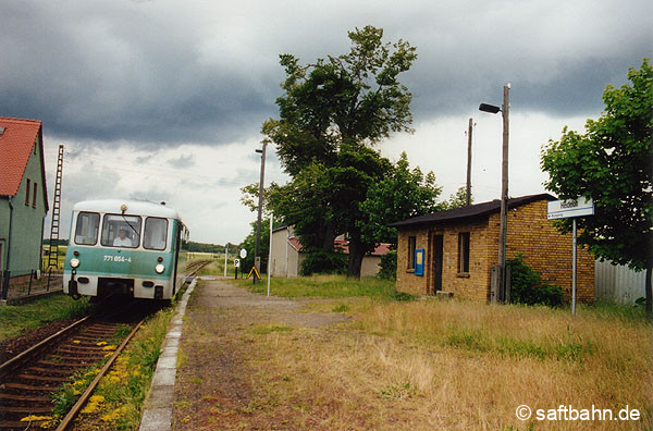 Für einen Fotohalt legte am 08.06.2001 auf den Weg nach Stumsdorf der Triebwagen 771 054 einen Betriebshalt im kleinen Ort Heideloh ein.