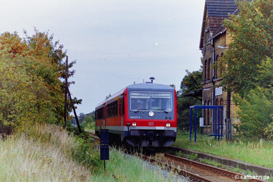 Auf Durchfahrt in Großzöberitz befindet sich am 19.08.2000 die Regionalbahn 37487 nach Stumsdorf. Triebwagen 628/928 577 trug als erstes Fahrzeug dieser Baureihe das neue rote Farbkleid der DB Regio / Südost. 