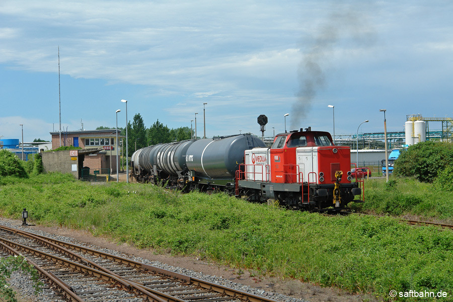 Bitterfeld Nord vor 13 Jahren: Am 11.06.2010 schiebt V133 mit Vollgas ihren Kesselwagenzug an, um hinter dem einstigen Bahnhaltepunkt Grube Antonie, welcher links im Bild zu erkennen ist, die Steigung nach Sandersdorf zu bewältigen.