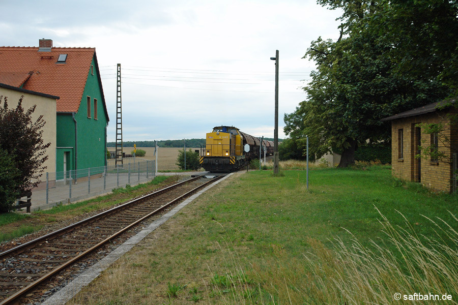 Einen im Bahnhof Bitterfeld von DB Cargo übernommen Zug mit Mais , hat am 15.07.2011 V142 am Haken. Auf dem Weg nach Zörbig, hält er am unbeschrankten Bahnübergang (BÜ) des kleinen Örtchens Heideloh. Wegen fehlender Sichtverhältnisse gilt für die Eisenbahn: 