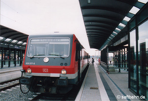 Der 5. Sachsen-Anhalt Tag wurde im Jahr 2000 in Bitterfeld ausgetragen. Der Saftbahn bescherte es einen großen Ansturm an Bahnfahrgästen. Am 10.09.2000 wird sich 628 577 mit RB 37483 nach Stumsdorf aufbrechen, um weitere Besucher aus der Region und dem benachbarten Köthen nach Bitterfeld zu bringen.