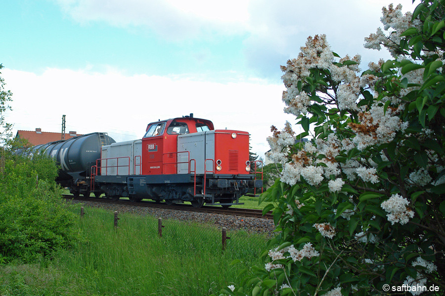 Nicht nur die immer wieder an der Strecke stehenden blühenden-gelben Rapsfelder lassen sich im Frühling in Szene setzen: Am 16.05.2012 zieht V133 mit einem Ethanolzug in Heideloh an duftenden, weißen Fliedersträuchern vorüber.