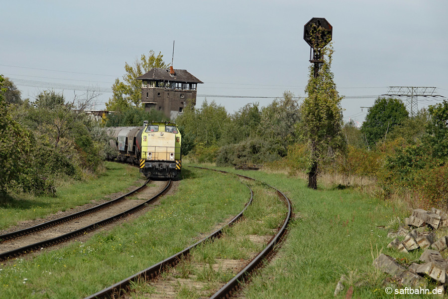 Um von Bitterfeld Nord zum Bitterfelder Bahnhof zu gelangen, muss stehts das Gütergleis der Deutschen Bahn genutzt werden und ist die einzigst verbliebene Verbindung zum öffentlichen DB-Netz. Am 23.09.2022 ist V142 mit einer Übergabe aus Zörbig auf dem besagten Gleis unterwegs. Im Hintergrund ist das einstige Stellwerk Bw zuerkennen. Es steht noch heute direkt neben dem Personzuggleis der Saftbahn und war für das Bitterfelder Bahnbetriebswerk zuständnig.