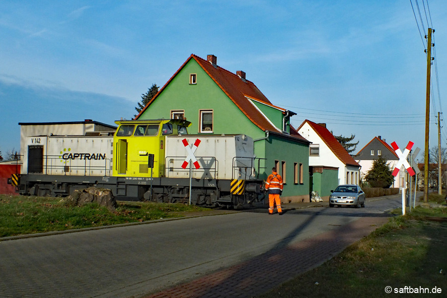 Letzter Dezember-Tag des Jahres 2015: Lok V142 der RBB hat noch einmal Wagen nach Zörbig gebracht und hat in Heideloh den unübersichtlichen Bahnübergang erreicht. Stehts müssen die Lokführer damit rechnen das Straßenfahrzeuge den Übergang queren. Mitunter steigen sie ab und sperren diesen selbst. Eine Lichtzeichenanlage würde die Situation entschärfen und für einen besseren-sicheren Verkehr sorgen.