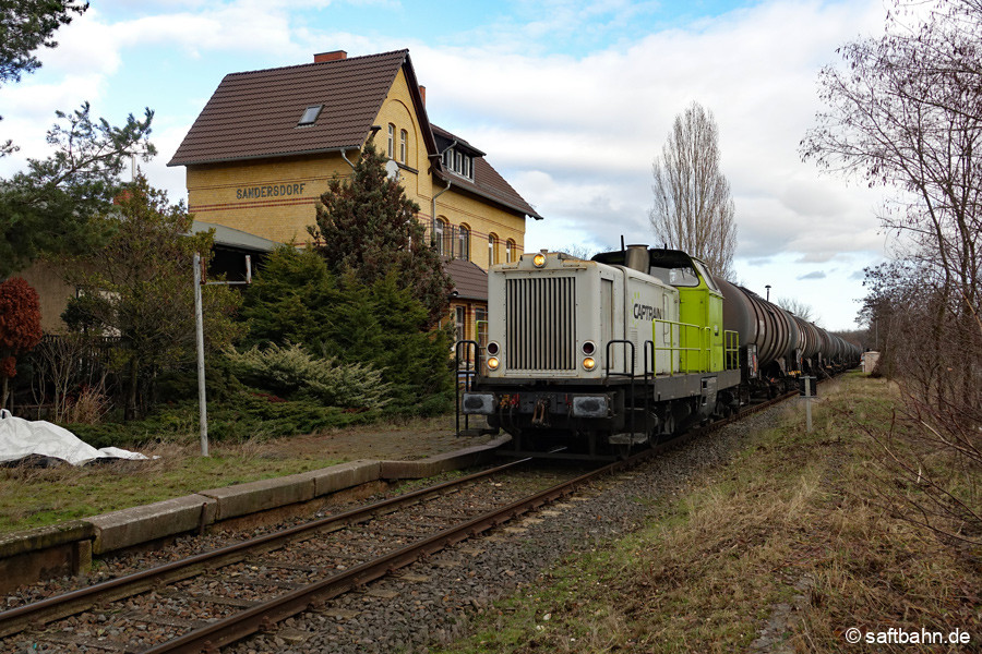 Eine ehr selten praktizierte Bedienfahrt fand am 10.01.2020 statt: Geschoben brachte Lok V133 der Regiobahn Bitterfeld die 11 befüllten Kesselwagen von Zörbig nach Bitterfeld. In Sandersdorf kam die Fuhre direkt neben dem ehemaligen sanierten Empfangsgebäude zum stehen, da der örtliche Bahnübergang einzuschalten war. 