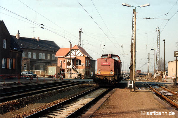 Im Februar ´93 umläuft 201 111 im Bahnof von Stumsdorf den aus Bitterfeld am Bahnsteig 3 mitgebrachten Reisezug. Im gleichen Jahr verschmolzen die Deutschen Reichsbahn und Deutsche Bundesbahn zur Deutschen Bahn AG. Wenig später wurden zwei Weichen für das Lokumsetzen entfernt und es verkehrten kurzzeitig die Reisezüge im Sandwitch-Betrieb mit zwei Loks.