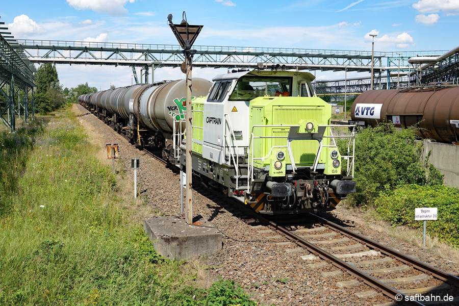 Auf der Streckenrampe in Bitterfeld Nord, schiebt am 14.07.2020 die 650 093 den Leerkesselzug gen Zörbig. An der Infrastrukturgrenze zwischen Zörbiger Infrastrukturgesellschaft und Regiobahn Bitterfeld Berlin ist die dreichachsige Lok mit Vollgas unterwegs und passiert den Grenzpunkt der frühen Stelle des Blocksignals von Grube Antonie.
