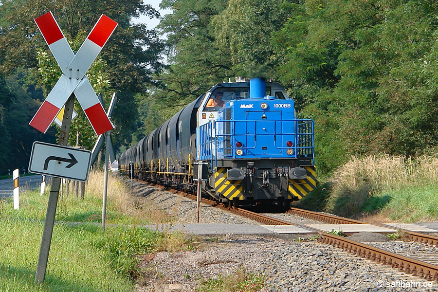 Farblich gut abgestimmt, zeigte sich am 11.09.2015 der blaue Leergetreidewagenpark aus Zörbig mit Zuglok 271 014 der RBB/CTD. Am naheliegenden Zeltplatz von Sanderdorf wird der unbeschrankte Bahnübergang ins Naherholungsgebiet befahren.