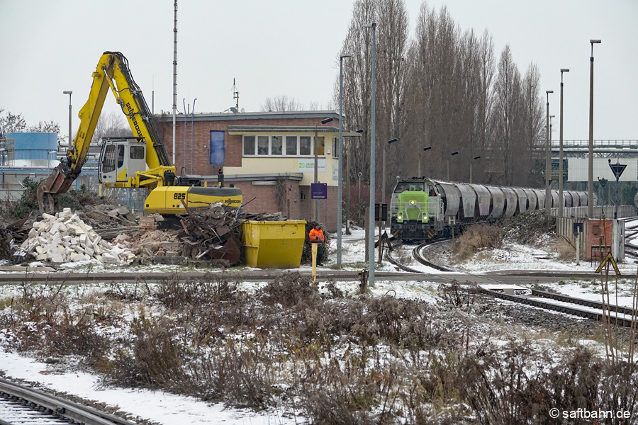 Im Dezember 2022 erfolgte der Abriß des Wartehallenkomplexes am ehemaligen Bahnhaltepunkt Grube Antonie. Die Deutschen Bahn ließ das Gebäude wegen Baufälligkeit abreißen. Ein Getreideleerzug aus Zörbig kommt am 14.12.2022 unmittelbar vor der Baustelle mit RBB-Lok 650 093 für eine Pause zum stehen.