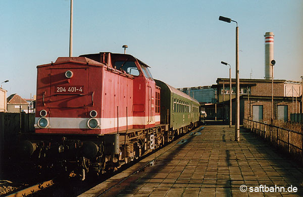 Mit einem Nahverkehrszug nach Stumsdorf, hat 204 401 am Haltepunkt Grube Antonie gehalten. Die Szenarie aus dem Jahr 1993 wieder erlebbar? Reaktivierungspläne sehen neben modernen Fahrzeugen und ausgebauter Infrastruktur auch eine Namensänderung für den Haltepunkt vor. Aus Grube Antonie könnte dann Bitterfeld Chemiepark werden.