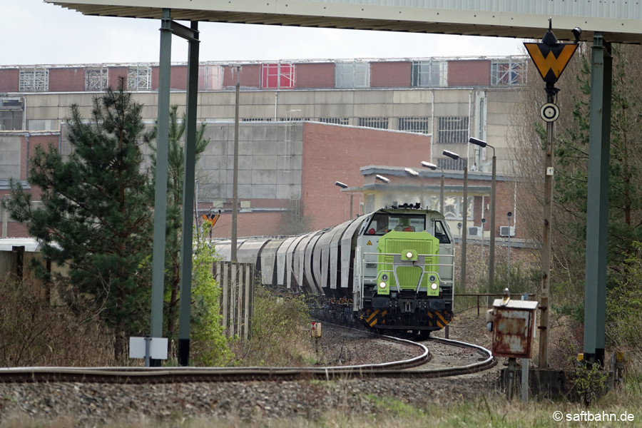 Anlauf in Richtung Steigung: Am 09.04.2022 wurde die 650 093 als Zuglok vor einem Getreidezug nach Zörbig gesetzt und bekam am Zugschluss tatkräftige Unterstützung von V142, um so die knapp 10,4 Promille-Steigung nach Sandersdorf zu bezwingen.
